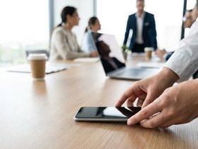 Toplantı sırasında telefon kullanımı: Dikkati koruyan kurallar